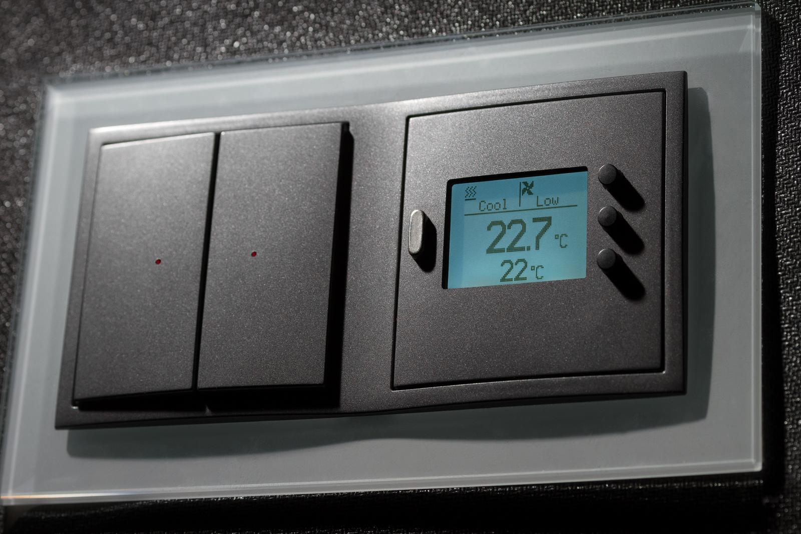 tlačítka pro ovládání inteligentní elektroinstalace